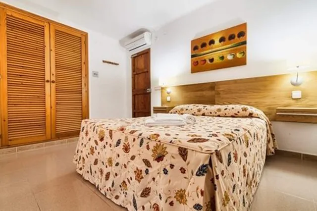 غرفة رباعية بسرير مزدوج وسريرين منفصلين، Bungalows Es Pins 2/3