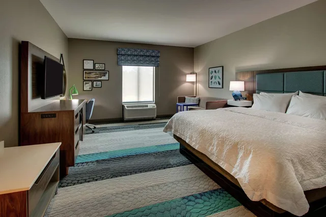 غرفة بسرير كينج مع أريكة لذوي الإعاقة، Hampton Inn And Suites Southport 2/4
