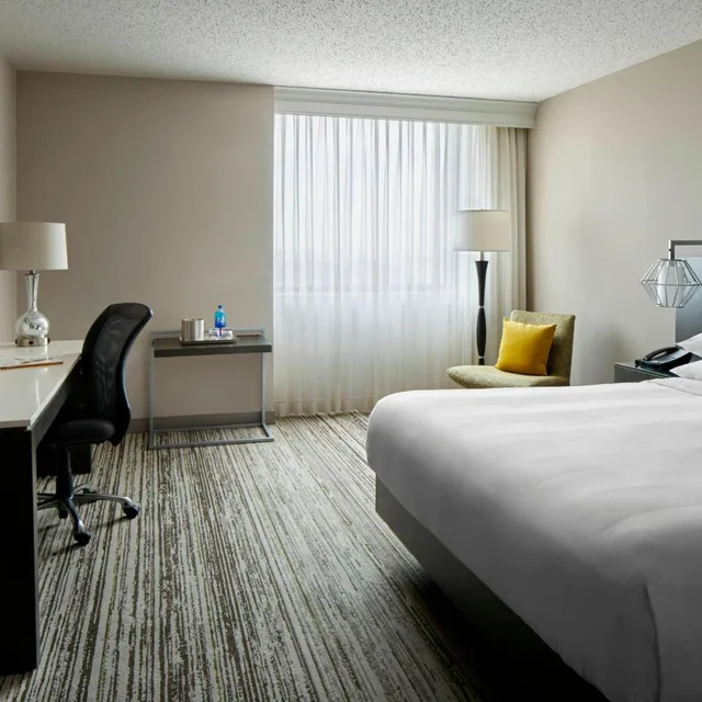 غرفة بسرير كينج بحوض استحمام لذوي الإعاقة، Dfw Airport Marriott South 1/4
