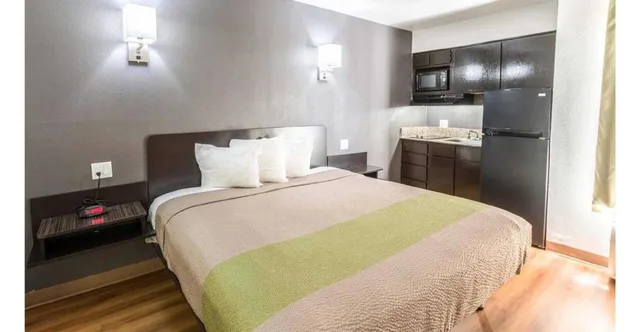 غرفة بسرير كينج بمطبخ، Studio6 Arlington, TX 7/10