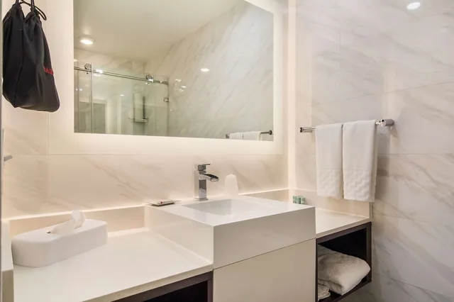 غرفة قياسية بسرير كينج، Best Western Historic Bayfront 5/6
