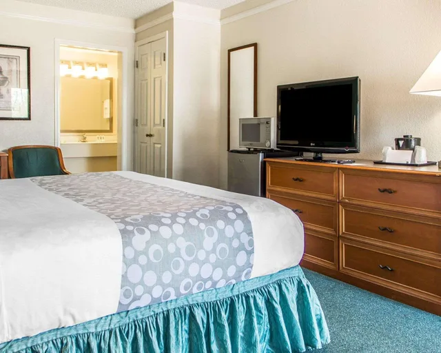 غرفة بسرير كينج للمدخنين، Quality Inn Tulsa Central 4/5