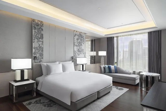 جناح غراند بسرير كينج بشرفة مع دخول الصالة، Sindhorn Kempinski Hotel Bangkok 6/8