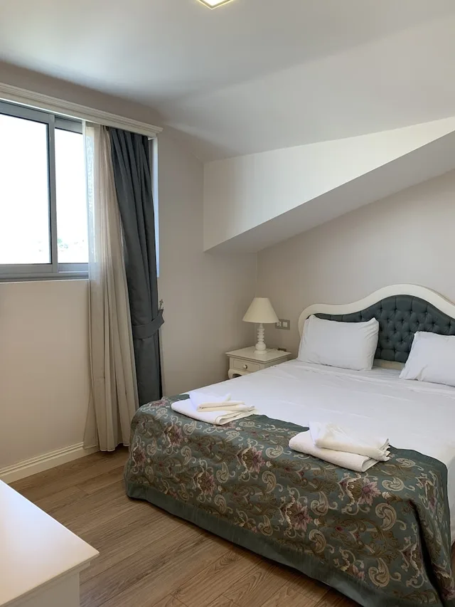 غرفة اقتصادية بسرير كوين وسريرين منفصلين مع أريكة، Daphne Residence 3/10
