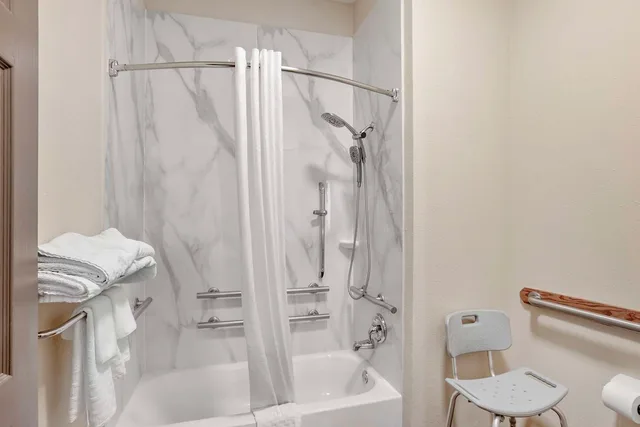 غرفة بسريرين كوين مع أريكة بحوض استحمام لذوي الإعاقة، Best Western Carlisle 4/4