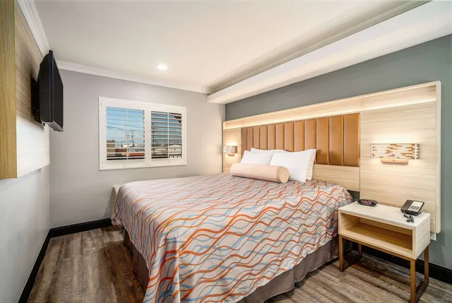 جناح بسرير كينج مع أريكة، Travelodge Inn & Suites by Wyndham Bell Los Angeles Area 3/10