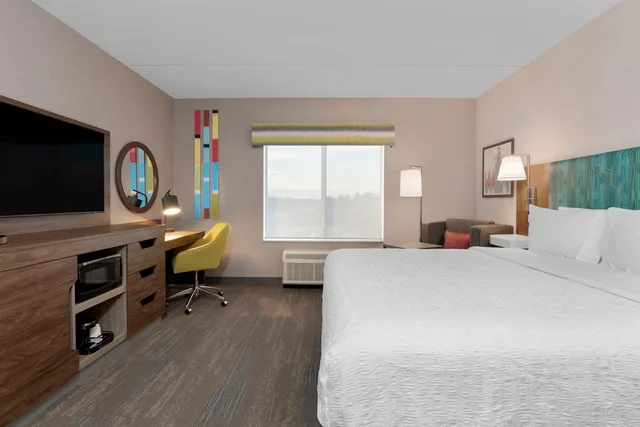غرفة بسرير كينج بحوض استحمام لذوي الإعاقة، Hampton Inn by Hilton Cornwall 2/6