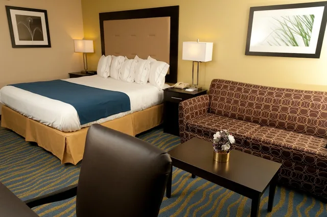 غرفة قياسية بسرير كينج مع أريكة، Holiday Inn Express & Suites Bloomington - Normal, an IHG Hotel 2/4