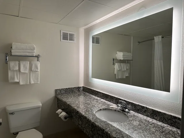 جناح، Quality Inn & Suites Everett, WA 6/10