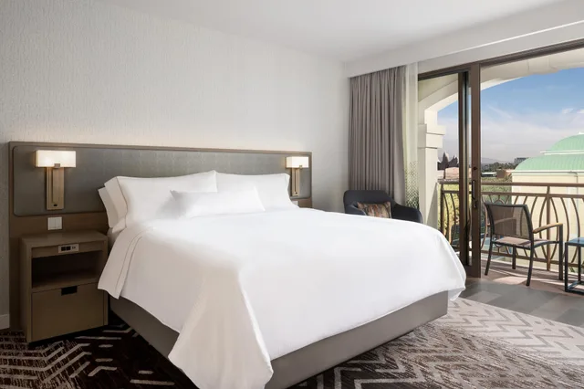 1 Bedroom, Suite, King Bed, Theme Park View, Balcony، The Westin Anaheim Resort 1/10
