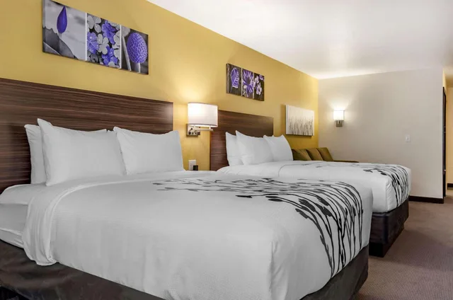 غرفة قياسية بسريرين كوين بحوض استحمام لذوي الإعاقة، Sleep Inn & Suites Great Falls Airport 1/4