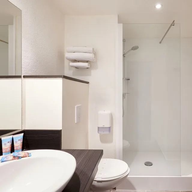 Basic, Double Bed, City or River View, Le Bayonne 2/2
