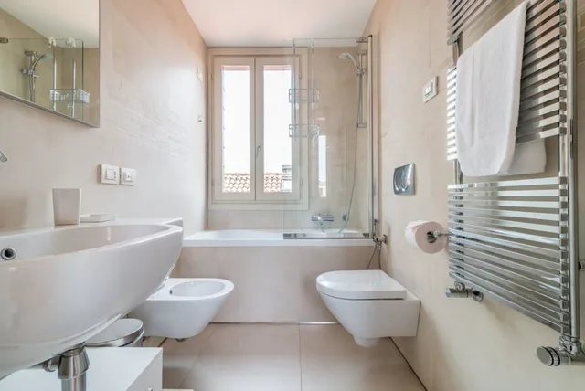 شقة بسرير كوين وسريرين منفصلين بغرفتي نوم، Carmini Canal View and Balcony with Lift 5/5