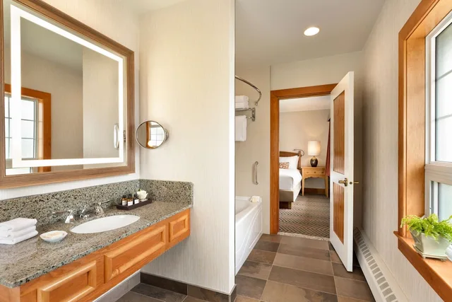 4 Bedrooms, Garden, Cabin, King Bed, 3 Queen Beds، Fairmont Jasper Park Lodge 2/2