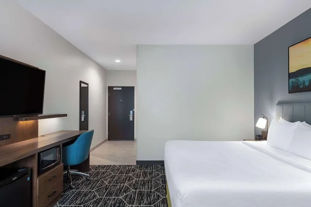 غرفة بسرير كينج، La Quinta Inn and Suites by Wyndham Centralia 3/10
