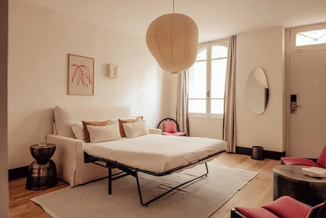 شقة بسرير كوين وسرير فردي بغرفة نوم واحدة مع أريكة بمطبخ، Hotel de La Gaite 3/4