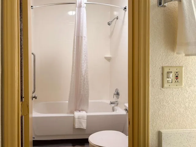 جناح بسرير كينج لغير المدخنين مع أريكة سرير، Motel6 Charlotte, NC-Northlake 8/10