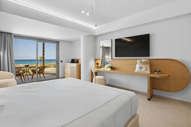 غرفة بريميوم بسرير كينج بإطلالة على البحر، Ventale Island Breeze Resort 1/2