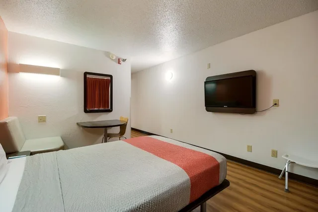 غرفة قياسية بسرير مزدوج للمدخنين، Motel6 Davenport, IA 2/7