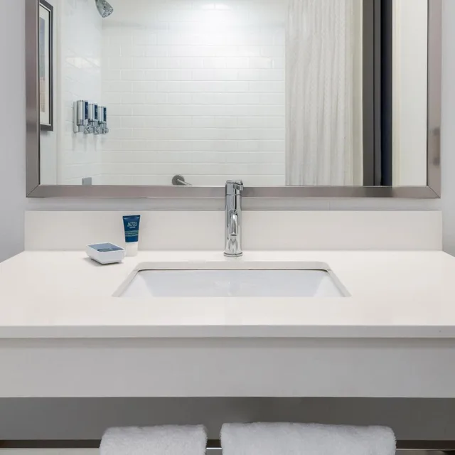 غرفة قياسية بسرير كينج، Four Points by Sheraton Huntsville Airport 3/4