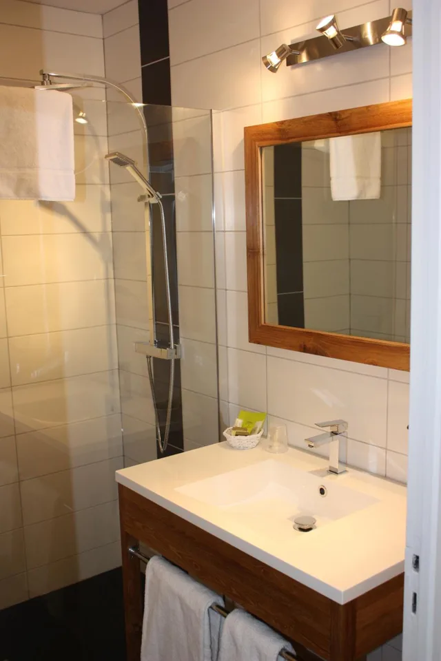 غرفة بسرير مزدوج بإطلالة على المسبح في طابق منخفض، Hotel La Citadelle 8/8
