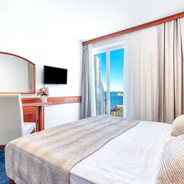 غرفة بسرير مزدوج أو سريرين منفصلين بإطلالة على البحر بشرفة، Hotel Komodor 5/10