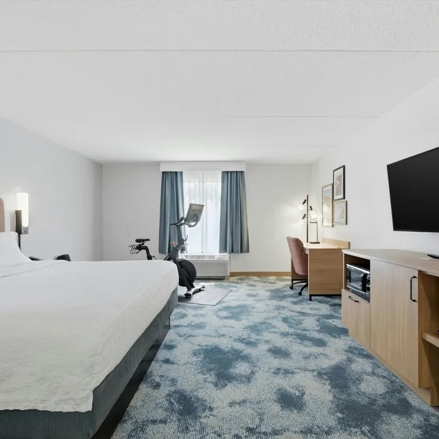 Room, King Bed, Peloton، Hampton Inn Martinsburg South-Inwood 3/10