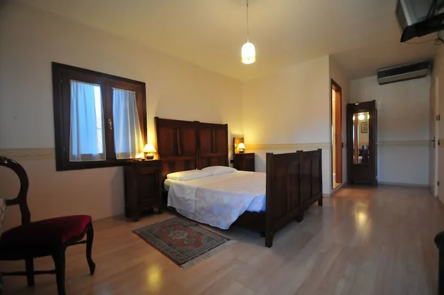 Superior, Queen Bed, Canal View, Private Bathroom, Locanda Sant'anna 1/5
