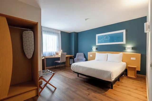 Room, Double Bed, Travelodge Alicante Puerto 9/10