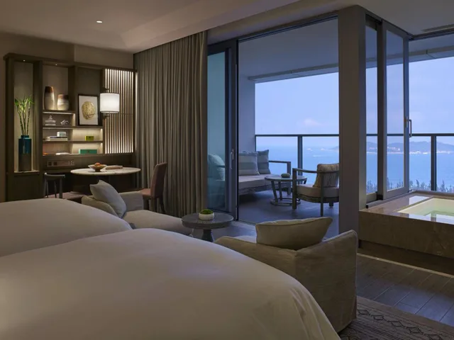 غرفة بسريرين منفصلين بإطلالة على البحر، Rosewood Sanya 2/5