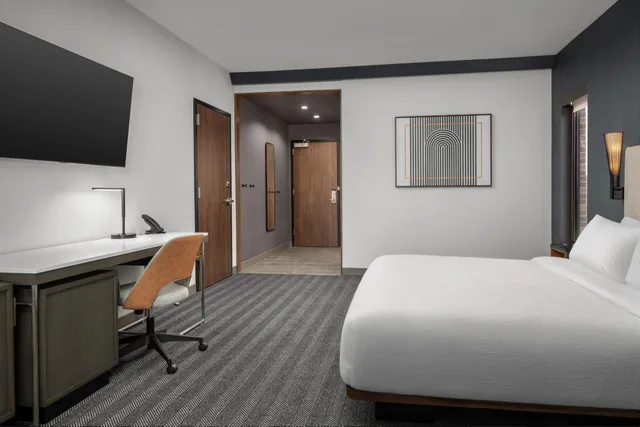 غرفة بسرير كينج مع أريكة، Courtyard by Marriott Bozeman 7/10