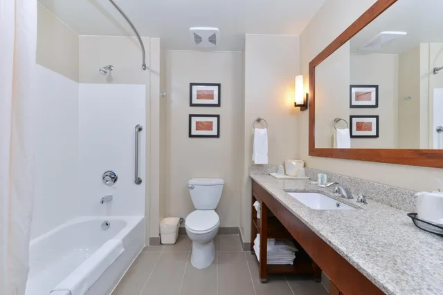 جناح بسرير كوين مع أريكة، Comfort Suites Redding - Shasta Lake 4/6