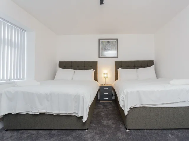 غرفة فاخرة رباعية بسريرين مزدوجين بحمام خاص، Live In Leeds Greenhill Bungalows 1/5