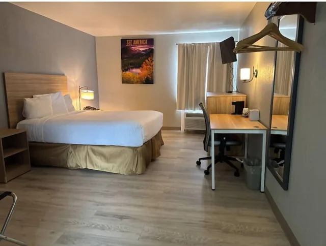 Room, King Bed, Garden Floor، Travelodge by Wyndham Colorado Springs Airport/Peterson AFB 1/4