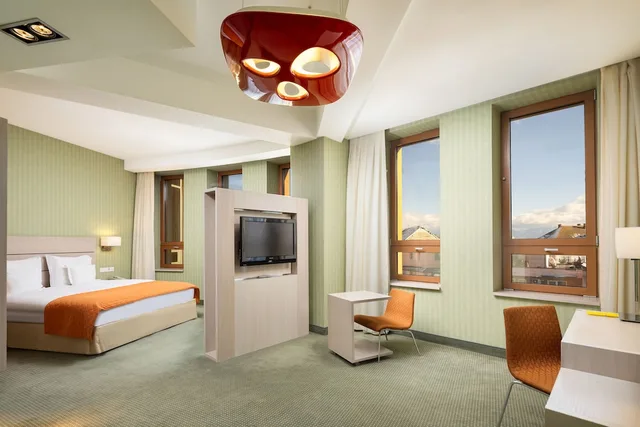 غرفة ديلوكس بسرير كينج، Golden Tulip Ana Tower Sibiu 2/10