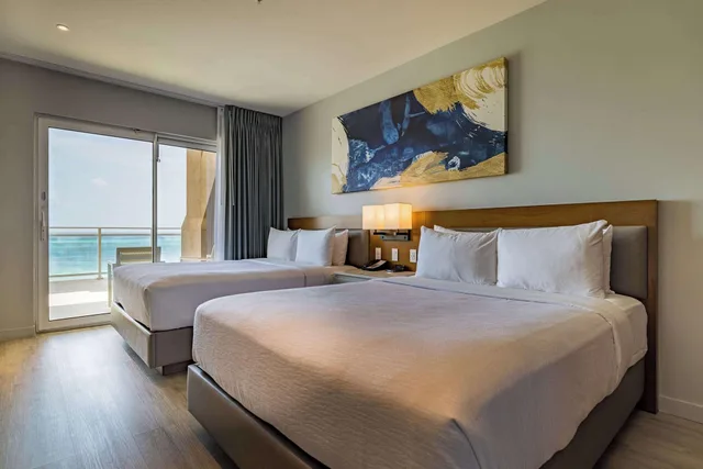 جناح بإطلالة على البحر بغرفة نوم واحدة في الطابق العلوي، Embassy Suites by Hilton Aruba Resort 1/8