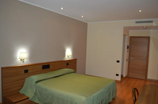 Room, Double Bed, Canadian Hotel 3/5