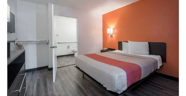 غرفة بسرير كوين لذوي الإعاقة، Motel6 Norcross, GA - Atlanta Northeast 2/6