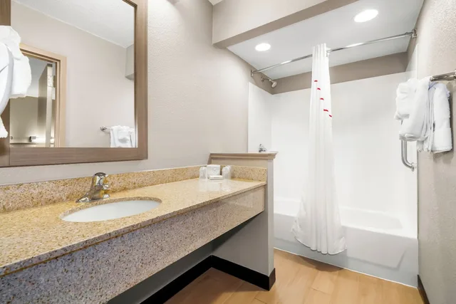 جناح بسريرين مزدوجين مع أريكة، Red Roof Inn Myrtle Beach Hotel - Market Commons 4/5