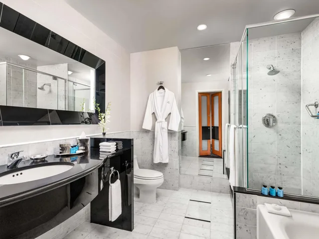 غرفة سيغنتشر بسرير كينج بإطلالة على المدينة في طابق مرتفع، Sofitel Montreal Golden Mile 4/5