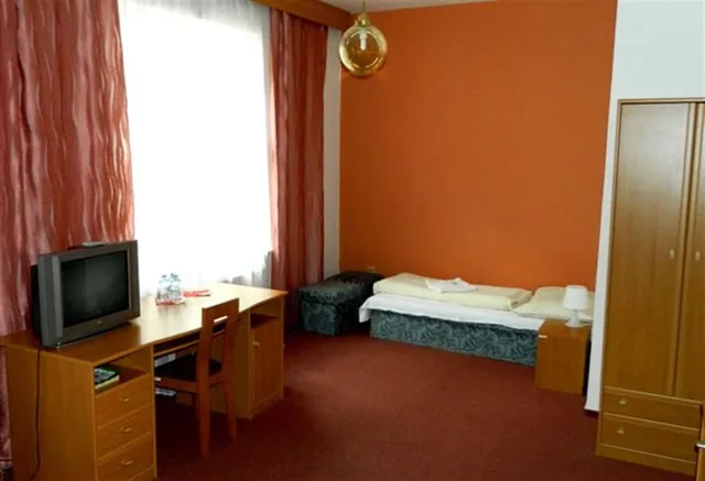 Standard, Triple, 1 Double and 1 Single Bed, Private Bathroom, Hotel Maria 2/3