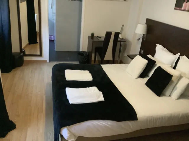 غرفة سوبيريور بسرير كوين، Hotel Le Saint - Patrice 1/1