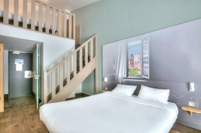 غرفة رباعية بسرير مزدوج وسريرين منفصلين، B&B Hotel Villeneuve Loubet Village 3/5