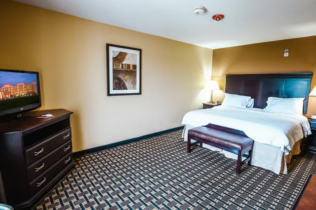 غرفة بسرير كينج لذوي الإعاقة، Hampton Inn And Suites Pine Bluff 1/2