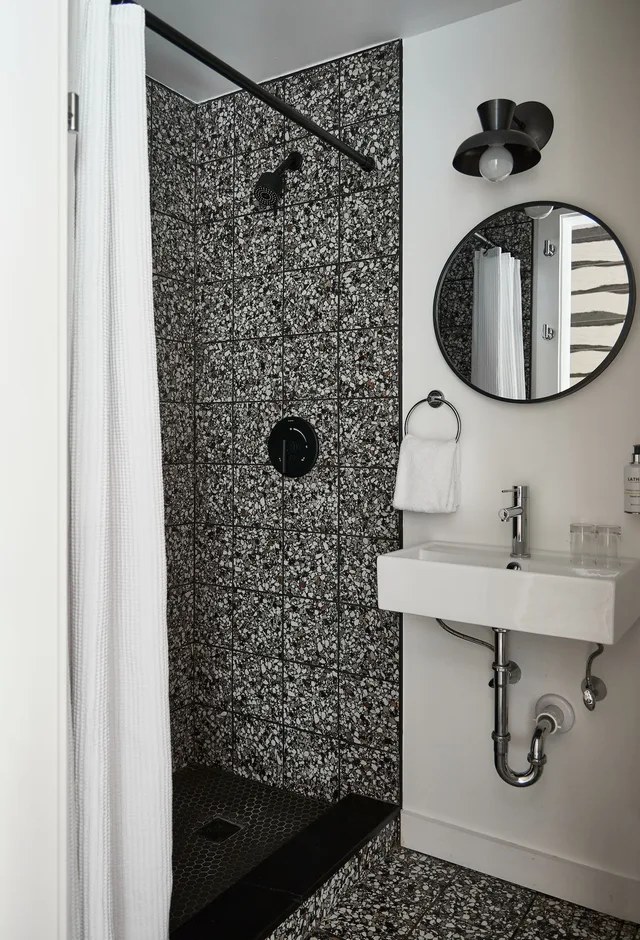 2 Bedrooms, Summit, 1 Queen and 2 Double Beds، Field Guide Lodge 3/3