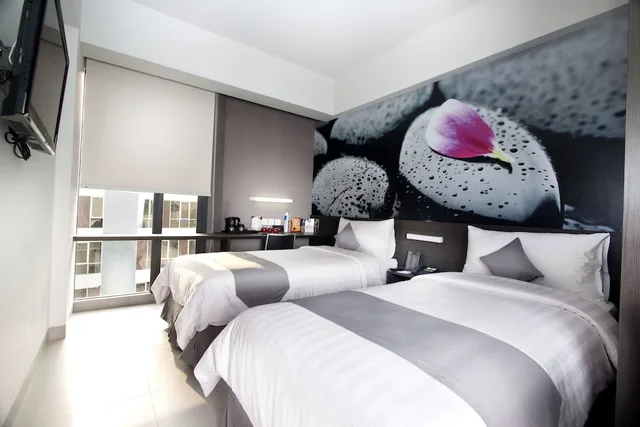 Standard, Twin Beds, Hotel Neo Tendean 2/6