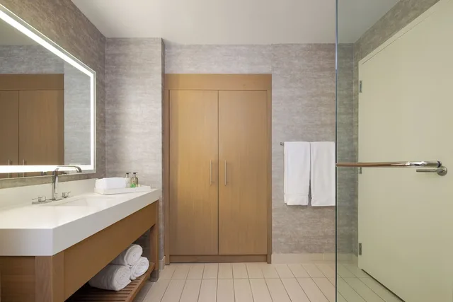 جناح بسرير كينج مع أريكة، JB Duke Hotel 6/8