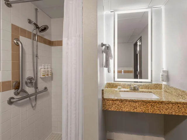 غرفة ديلوكس بسرير كوين لذوي الإعاقة، AmericInn by Wyndham Shakopee Near Canterbury Park 8/9