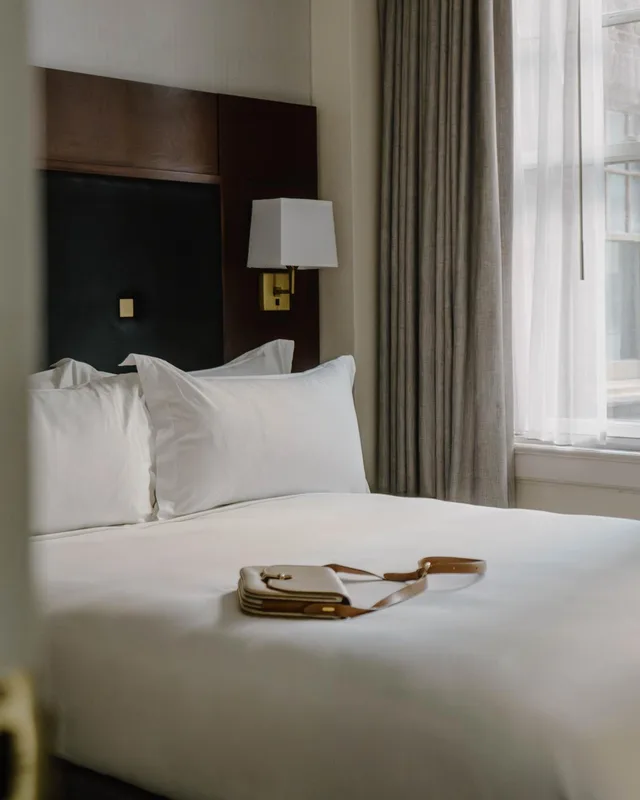 غرفة بسرير كينج، Club Quarters Hotel Downton Houston 1/6