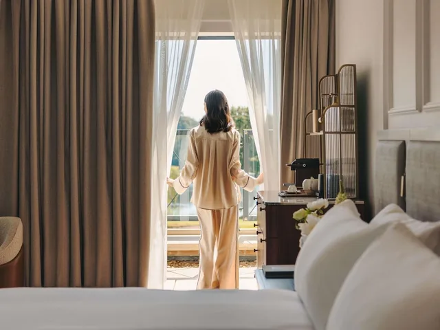 جناح سيغنتشر بسرير كينج بإطلالة على البحيرة بشرفة بغرفة نوم واحدة بحوض استحمام، Fairmont Cheshire The Mere 2/6